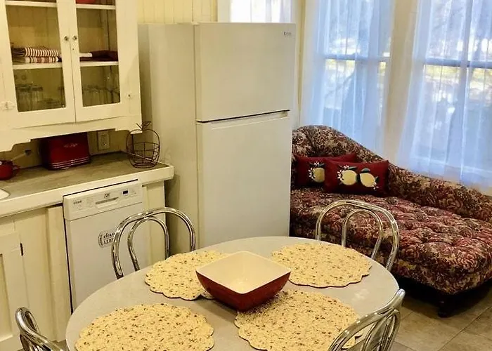 Quaint Cute Fully Equipped In Louisiana